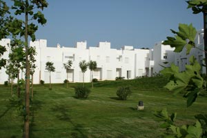 Vista del jardn de la urbanizacin y donde se encuentra la casa, (la que tiene la puerta abierta).